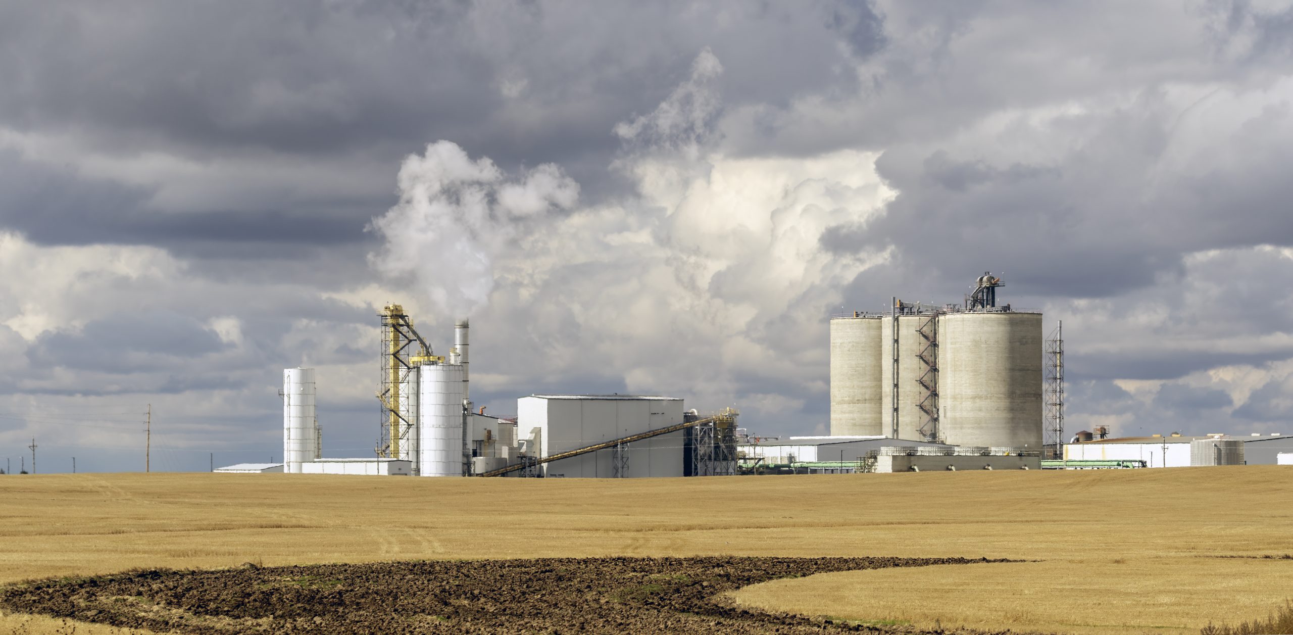Nhà máy sản xuất ethanol nhiên liệu sinh học với hệ thống bồn chứa và tháp chưng cất