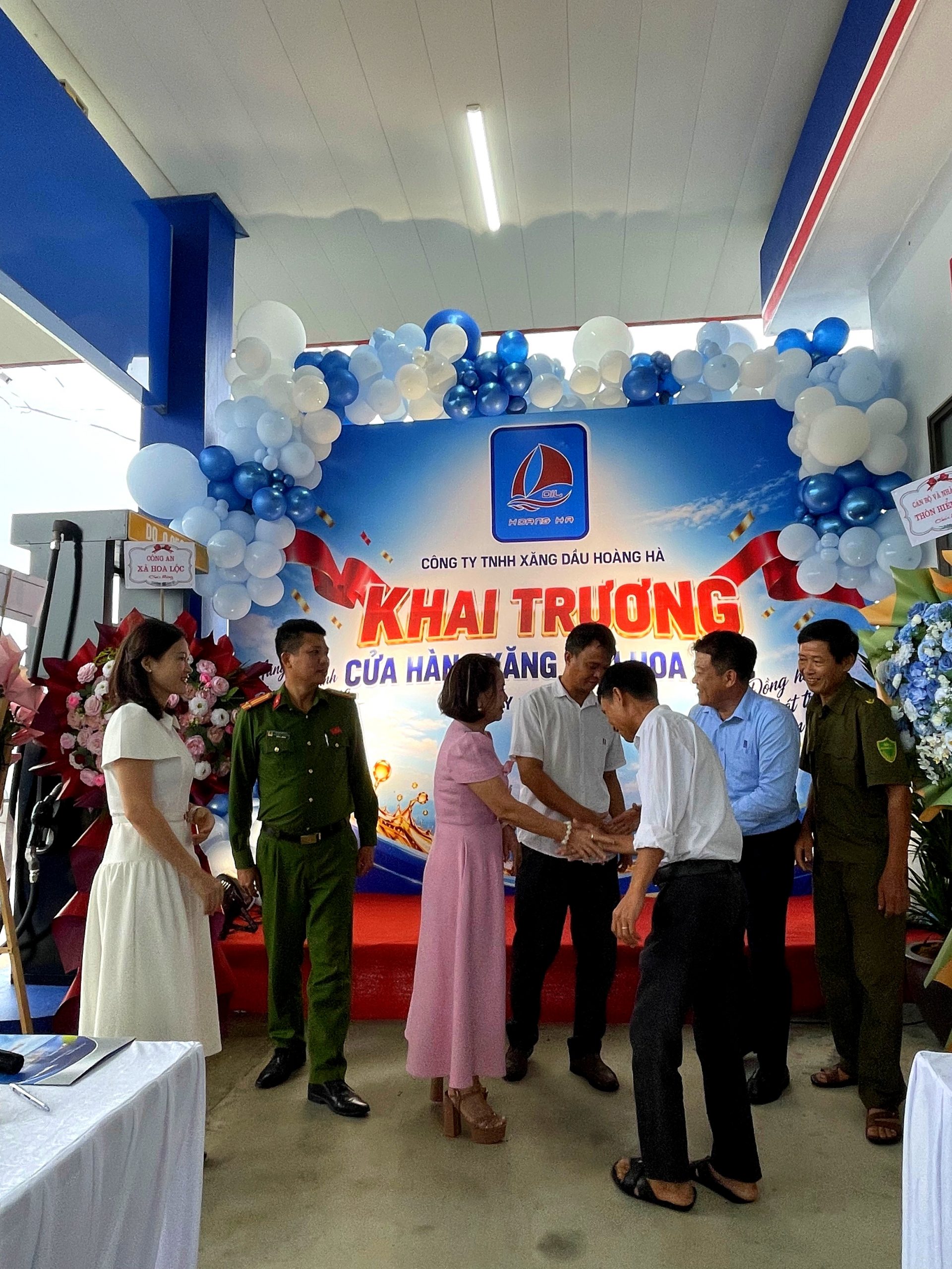 Đại biểu bắt tay chúc mừng khai trương cửa hàng xăng dầu Hoa Lộc