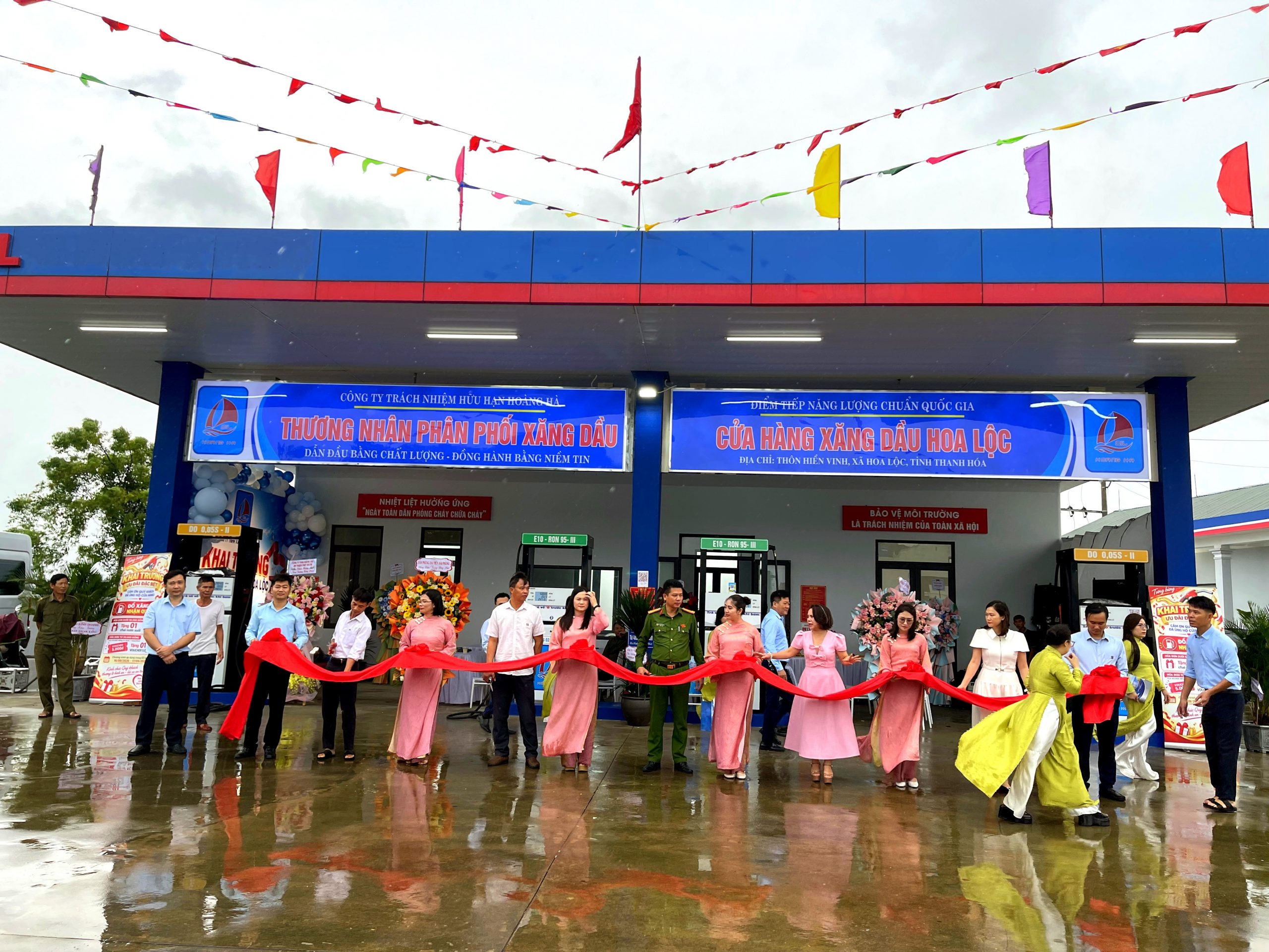 Lễ cắt băng khánh thành cửa hàng xăng dầu Hoa Lộc