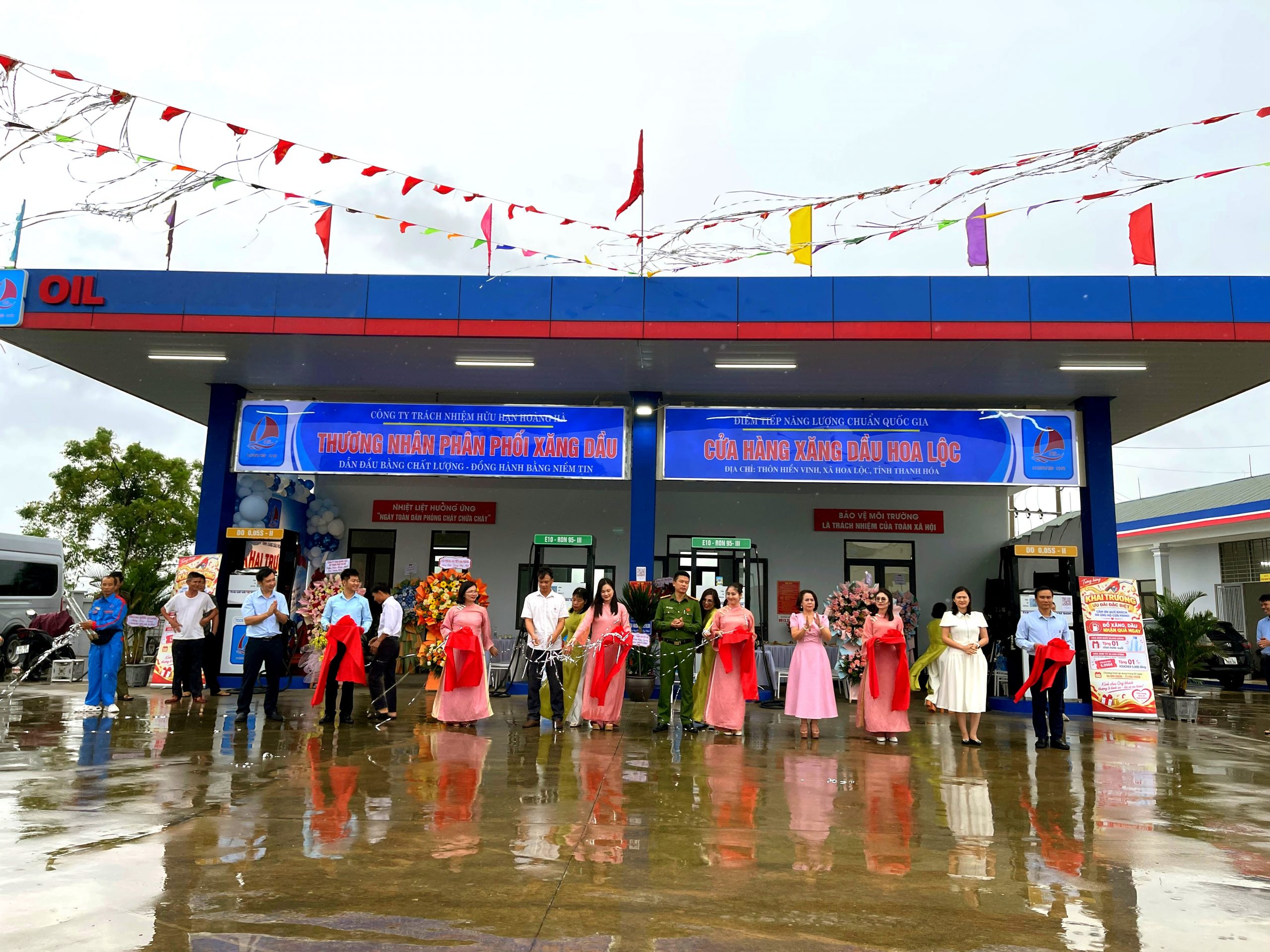 Toàn cảnh lễ cắt băng khánh thành cửa hàng xăng dầu Hoa Lộc