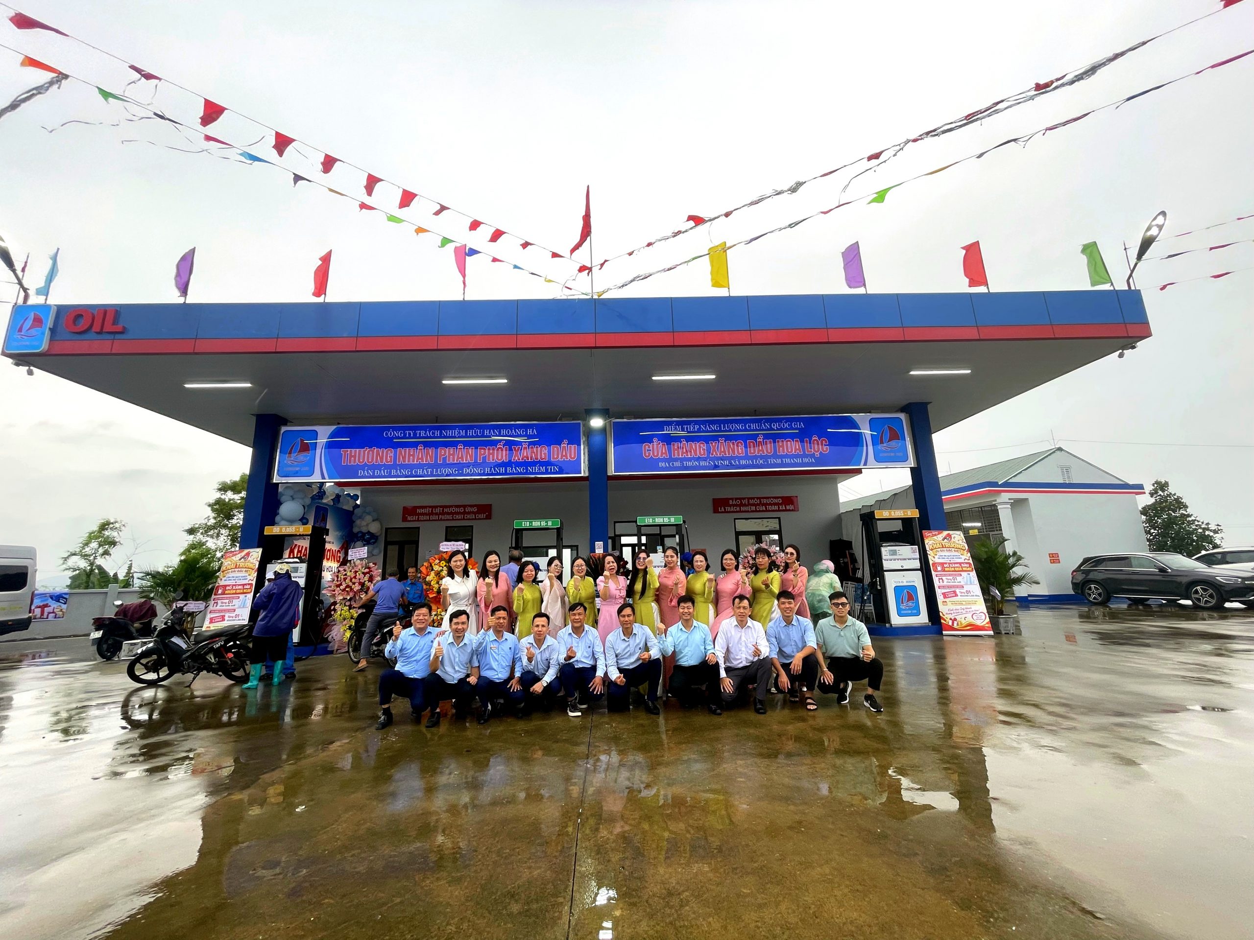 Khách mời theo dõi lễ khai trương cửa hàng xăng dầu Hoa Lộc