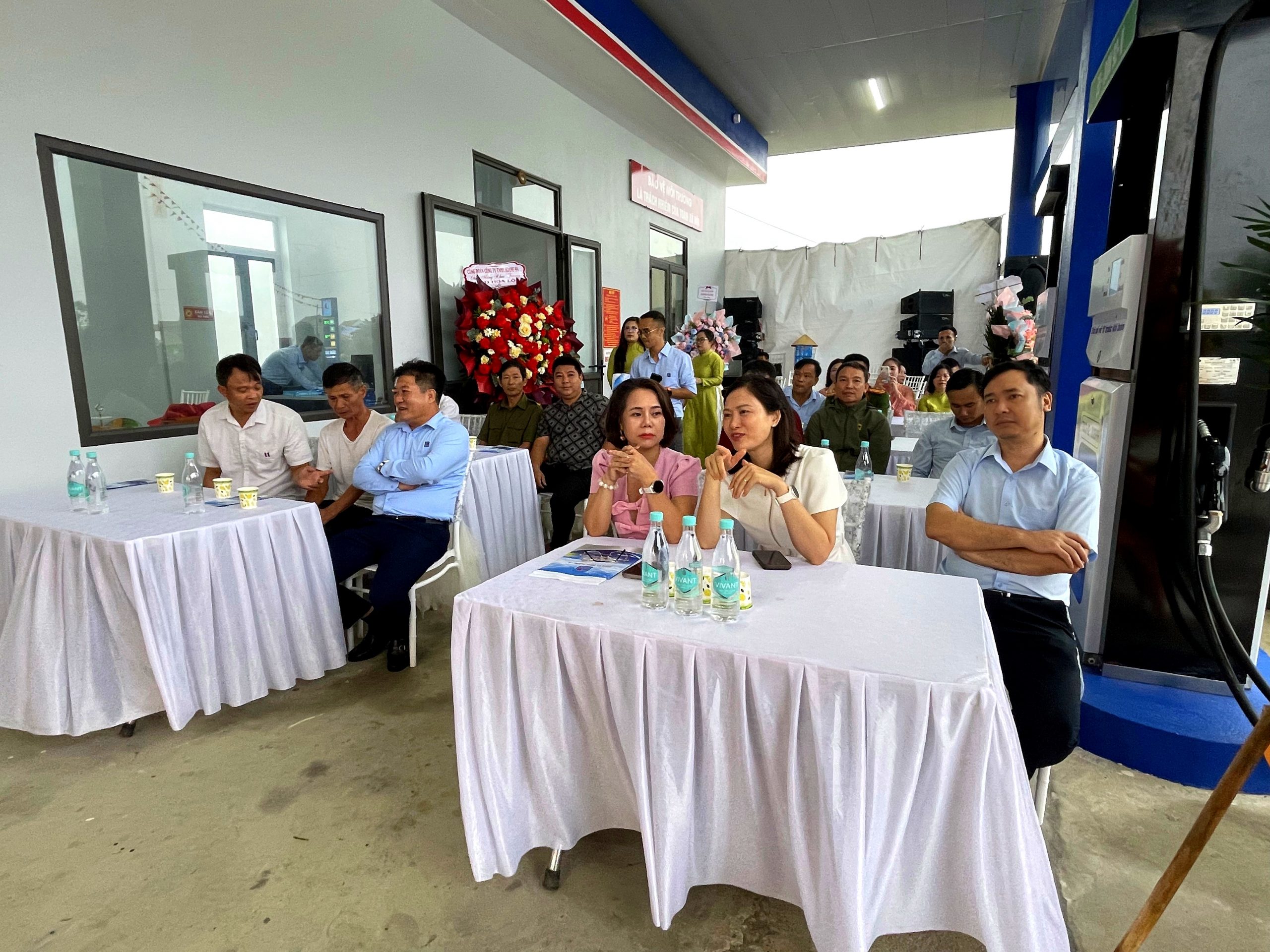 Khách mời và cán bộ địa phương tham dự lễ khai trương