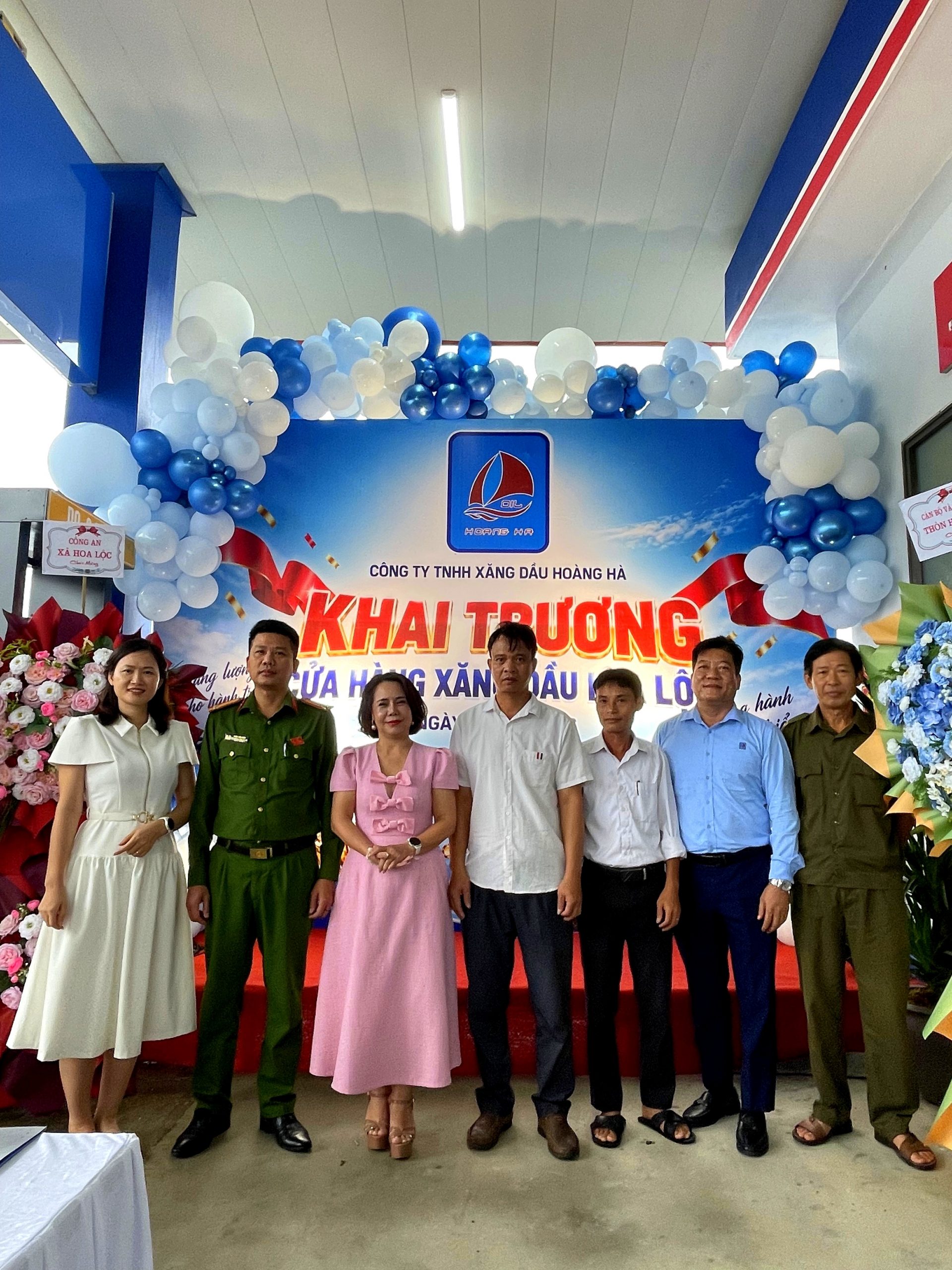 Lãnh đạo công ty và Công an xã Hoa Lộc tại lễ khai trương cửa hàng xăng dầu Hoa Lộc