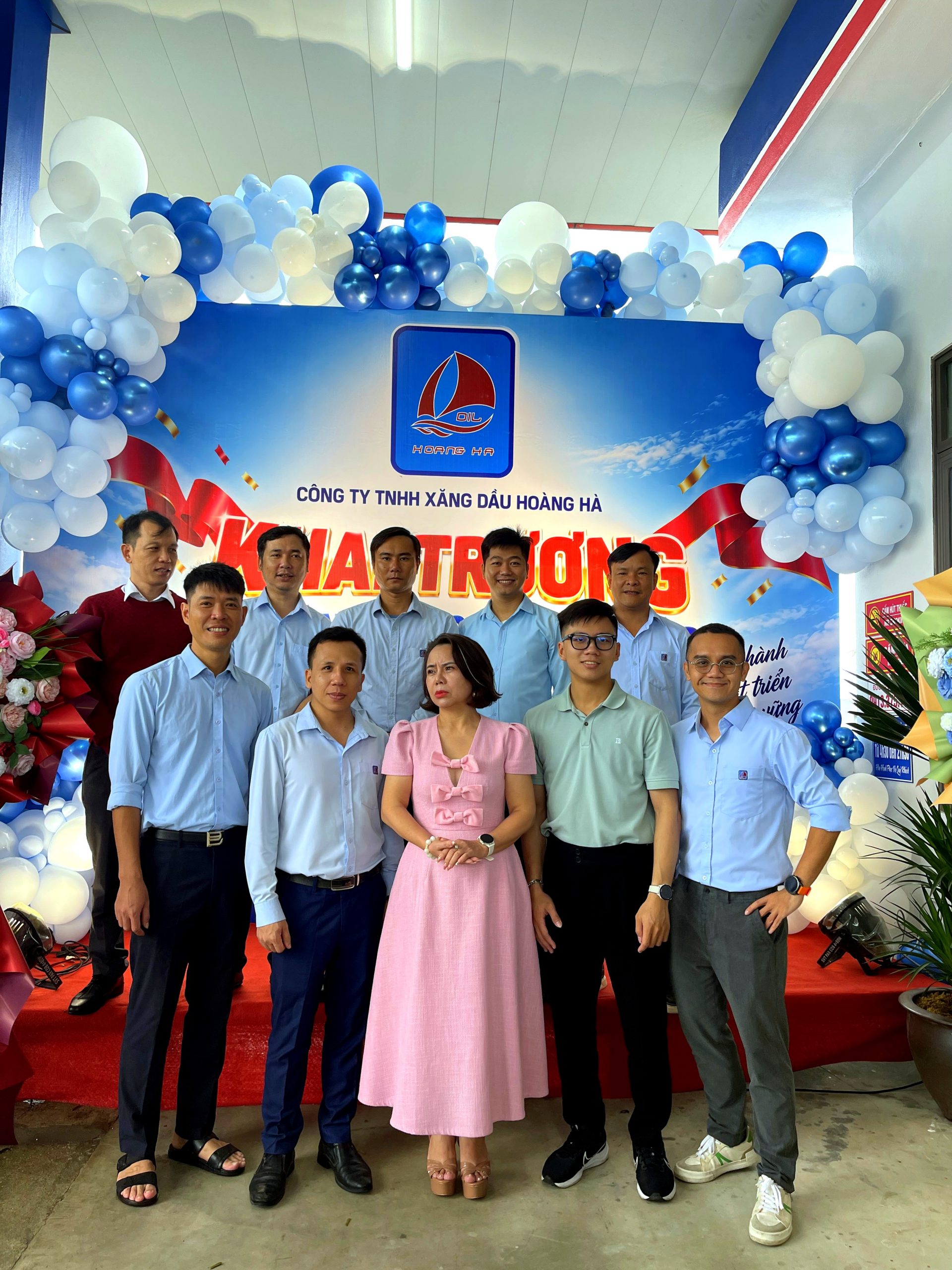 Lãnh đạo Công ty TNHH Hoàng Hà chụp ảnh lưu niệm tại lễ khai trương cửa hàng xăng dầu Hoa Lộc