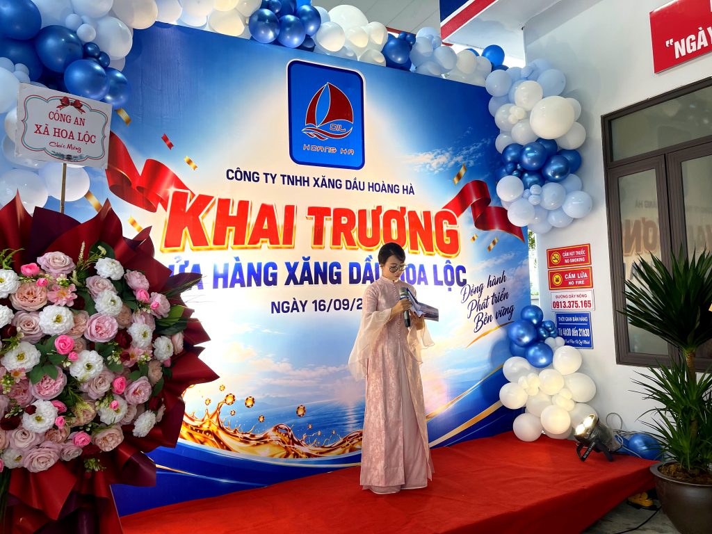 MC dẫn chương trình lễ khai trương cửa hàng xăng dầu Hoa Lộc