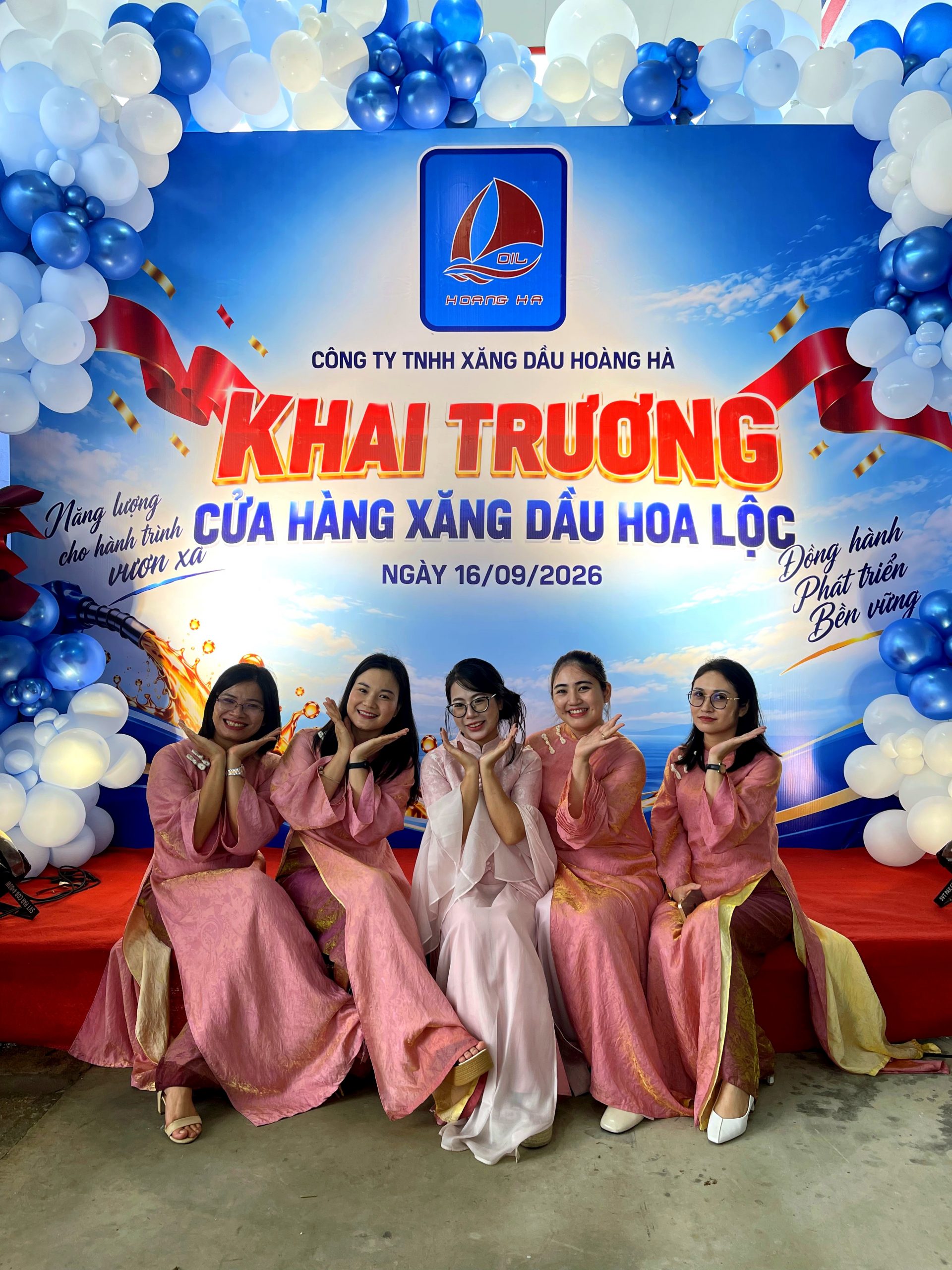 Nhân viên Công ty TNHH Hoàng Hà tại lễ khai trương cửa hàng xăng dầu Hoa Lộc ngày 16 tháng 9 năm 2026