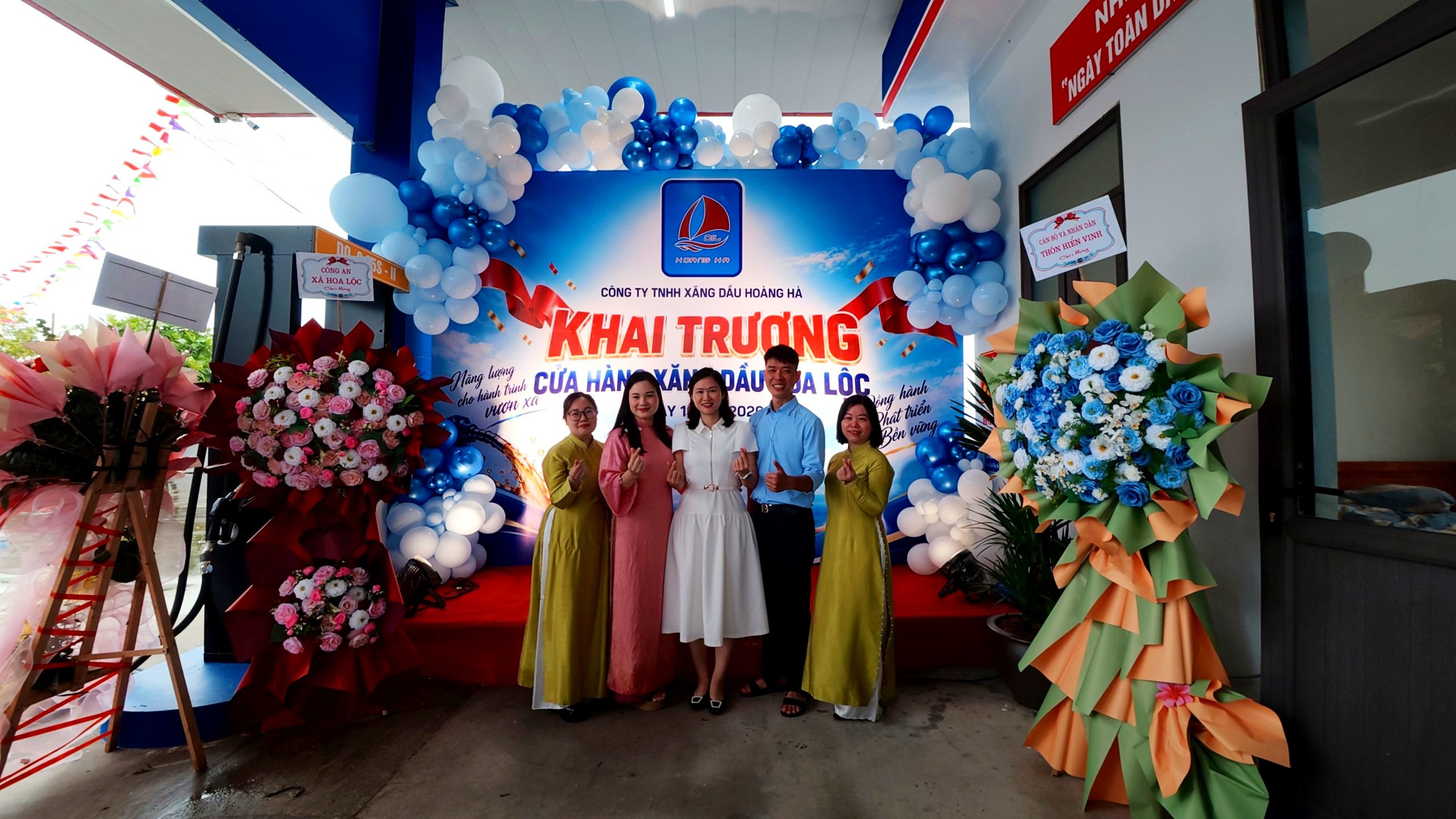 Cán bộ Công an xã Hoa Lộc và nhân viên công ty tại lễ khai trương