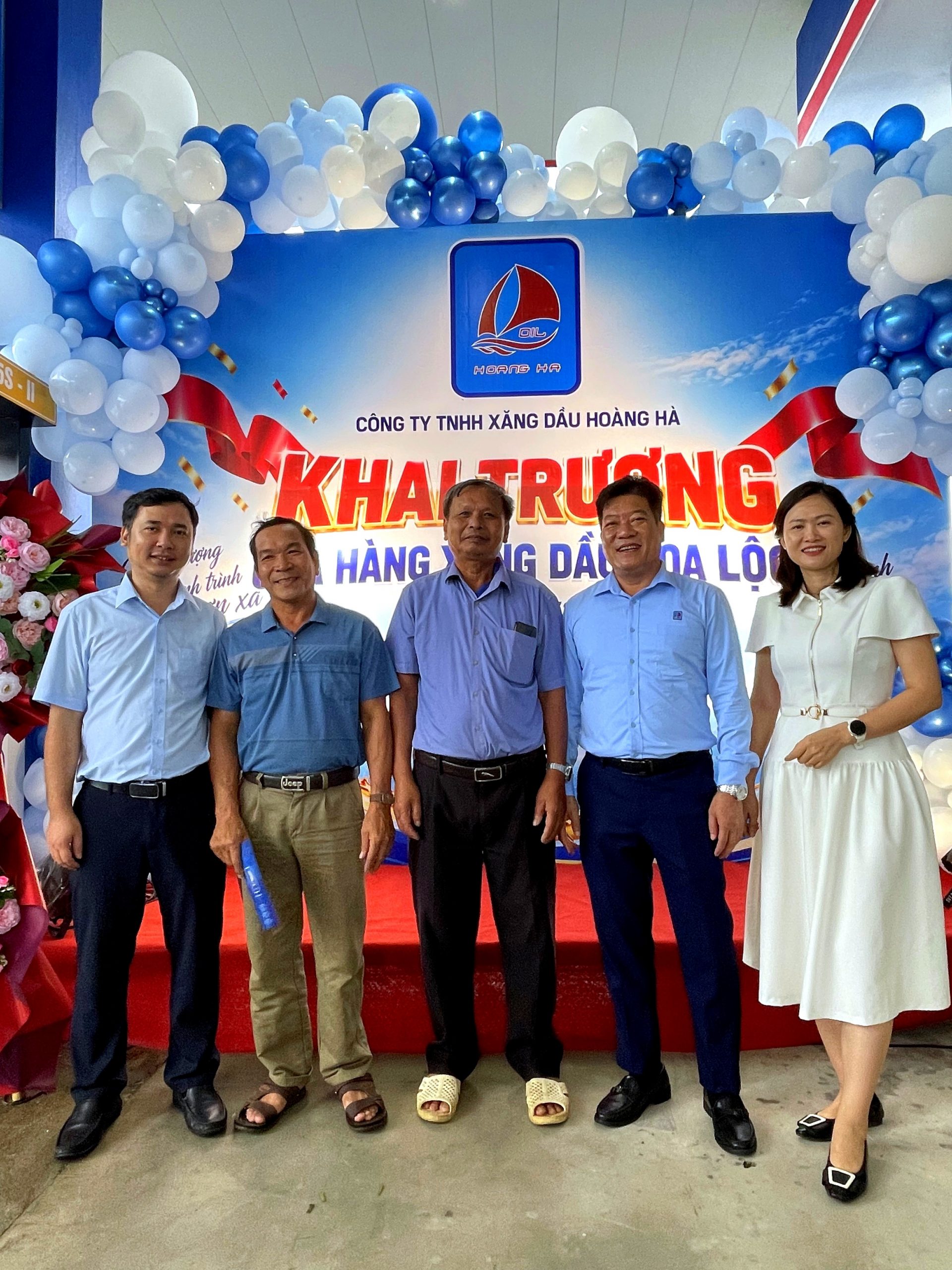 Lãnh đạo Công ty TNHH Hoàng Hà chụp ảnh lưu niệm ngày khai trương