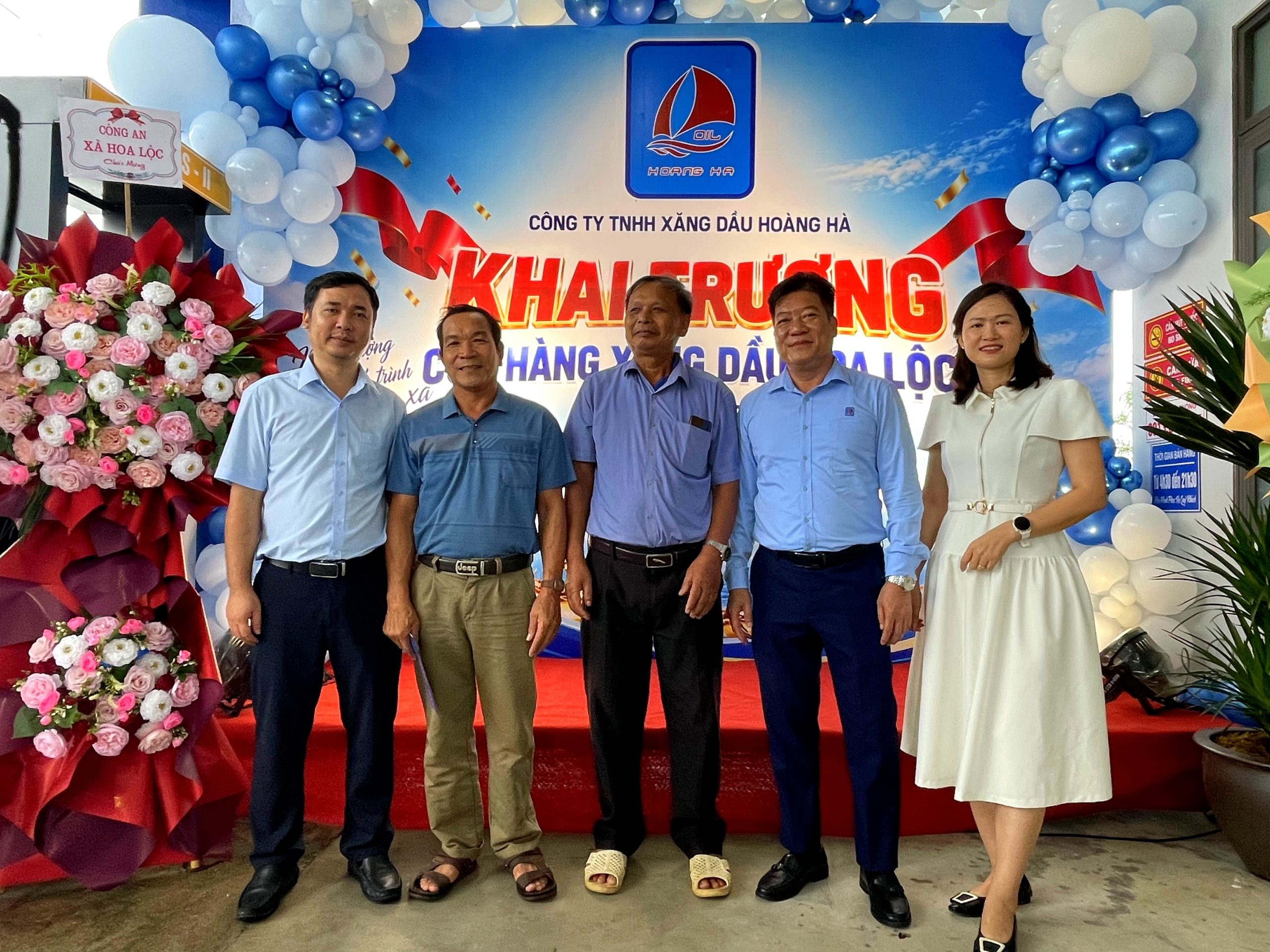 Đại diện lãnh đạo địa phương và công ty tại lễ khai trương cửa hàng xăng dầu Hoa Lộc