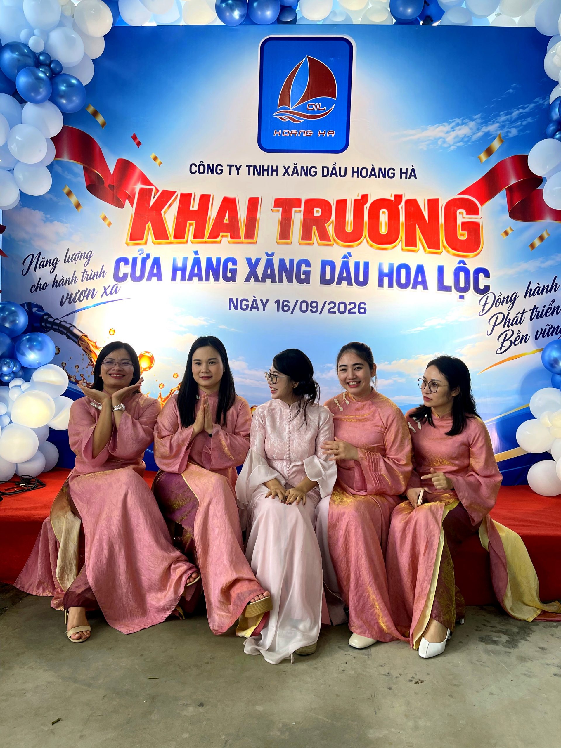 Nữ nhân viên Công ty TNHH Hoàng Hà chụp ảnh lưu niệm ngày khai trương