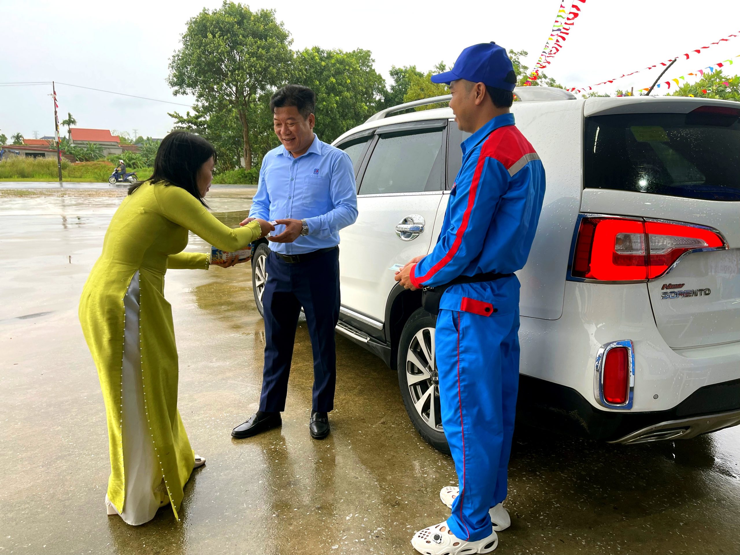 Nhân viên cửa hàng xăng dầu Hoa Lộc tặng quà khách hàng ngày khai trương