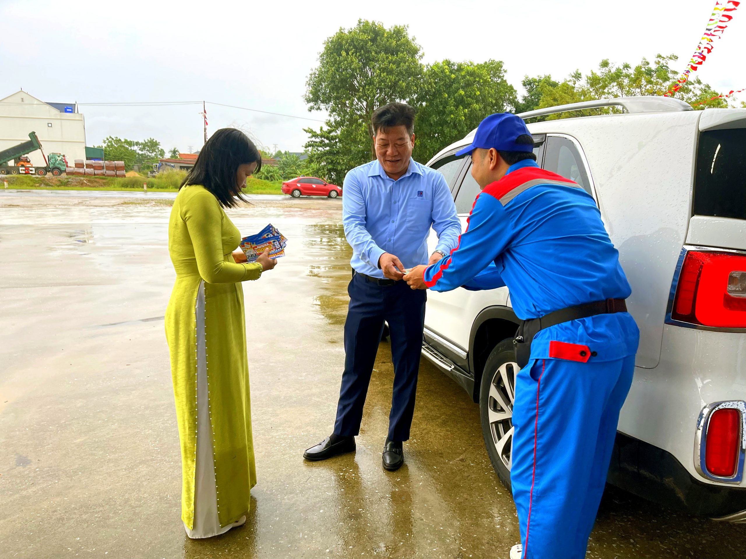 Chương trình tặng quà khuyến mãi tại lễ khai trương cửa hàng xăng dầu Hoa Lộc