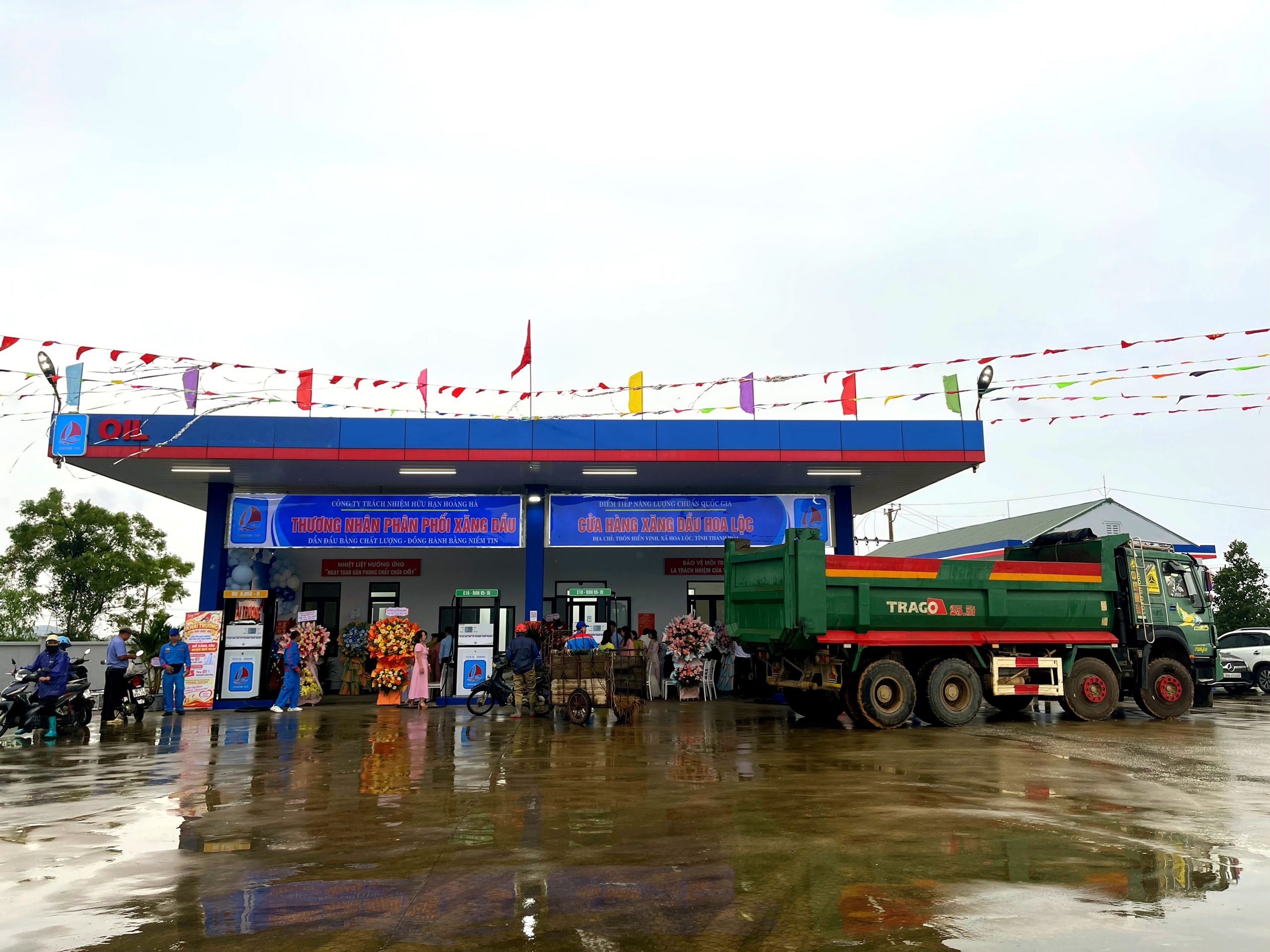 Toàn cảnh cửa hàng xăng dầu Hoa Lộc của Công ty TNHH Hoàng Hà trong ngày khai trương
