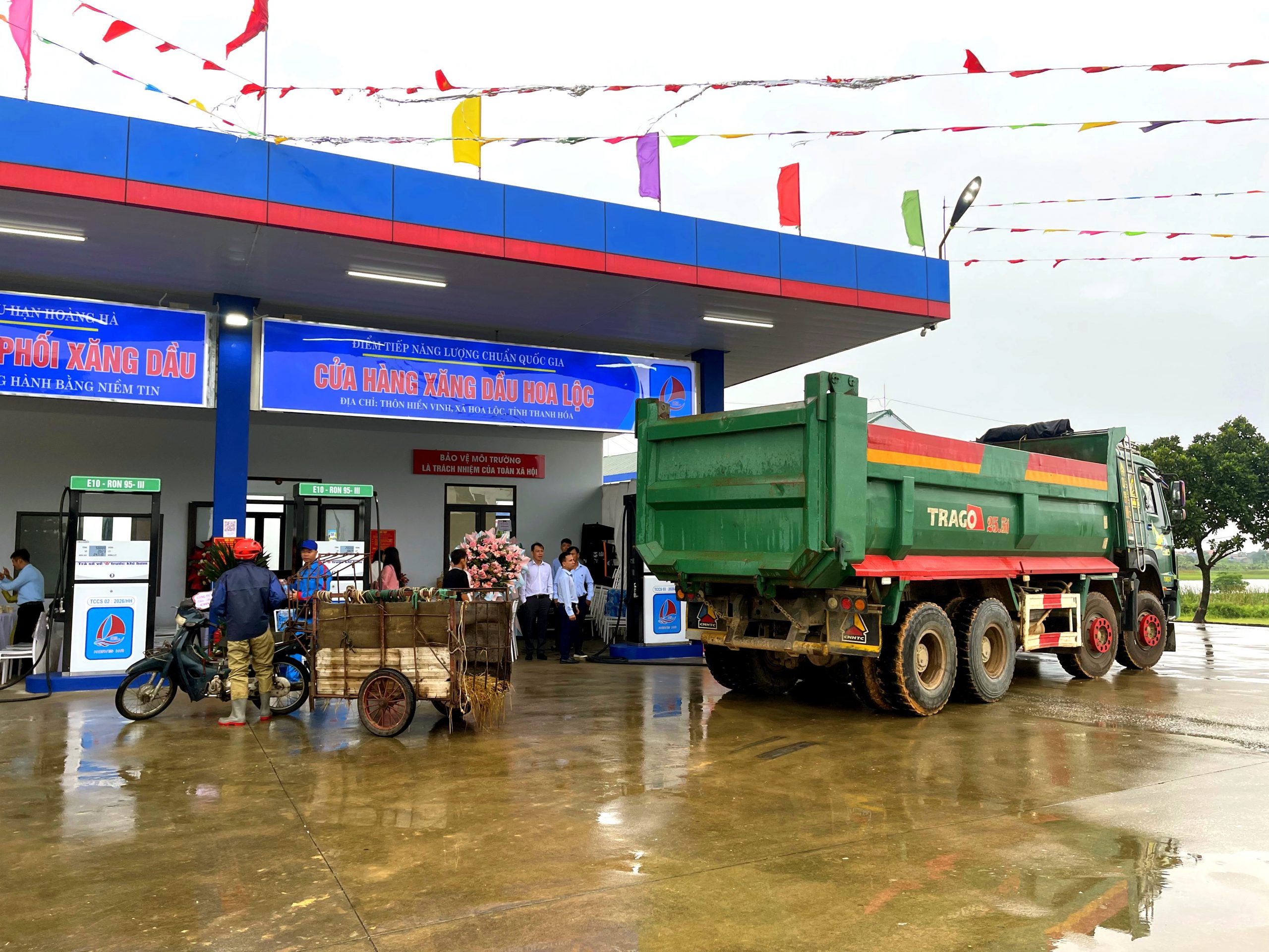 Xe tải chở hàng ghé qua cửa hàng xăng dầu Hoa Lộc ngày khai trương