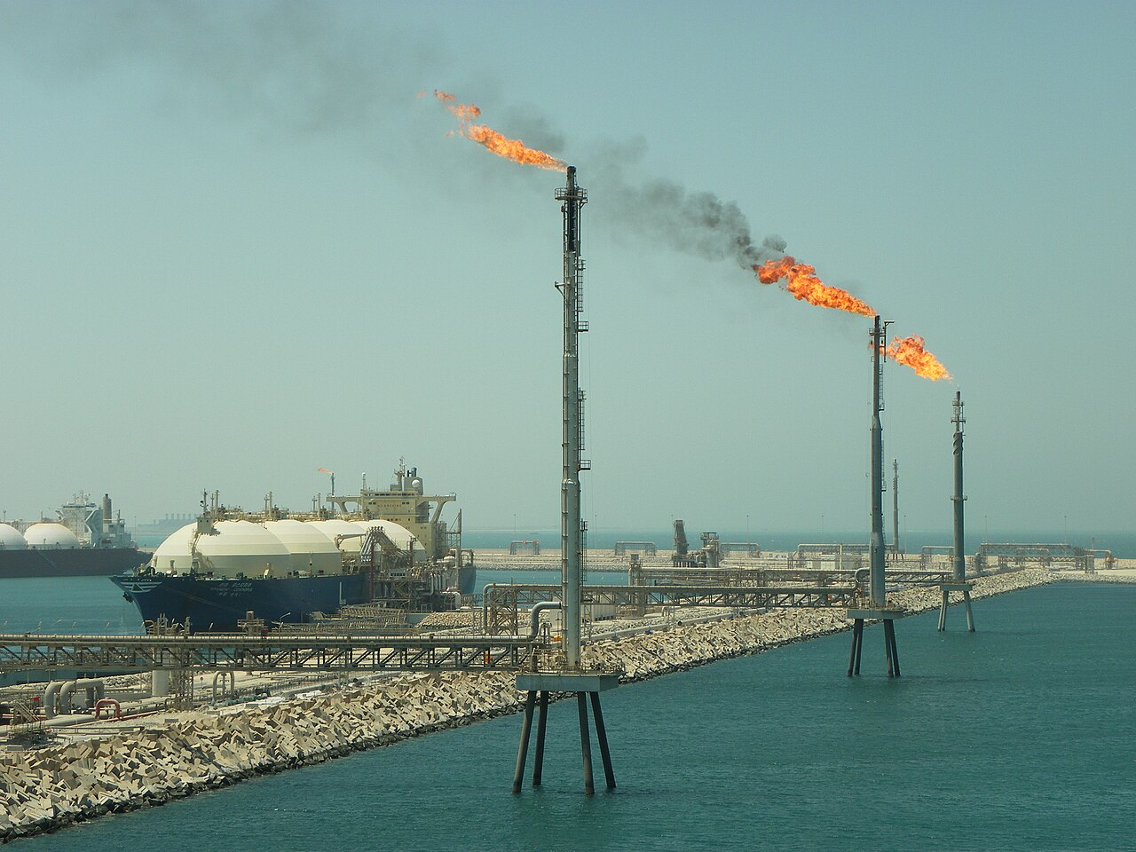 Cảng xuất khẩu LNG Ras Laffan của Qatar với tàu chở LNG đang cập bến