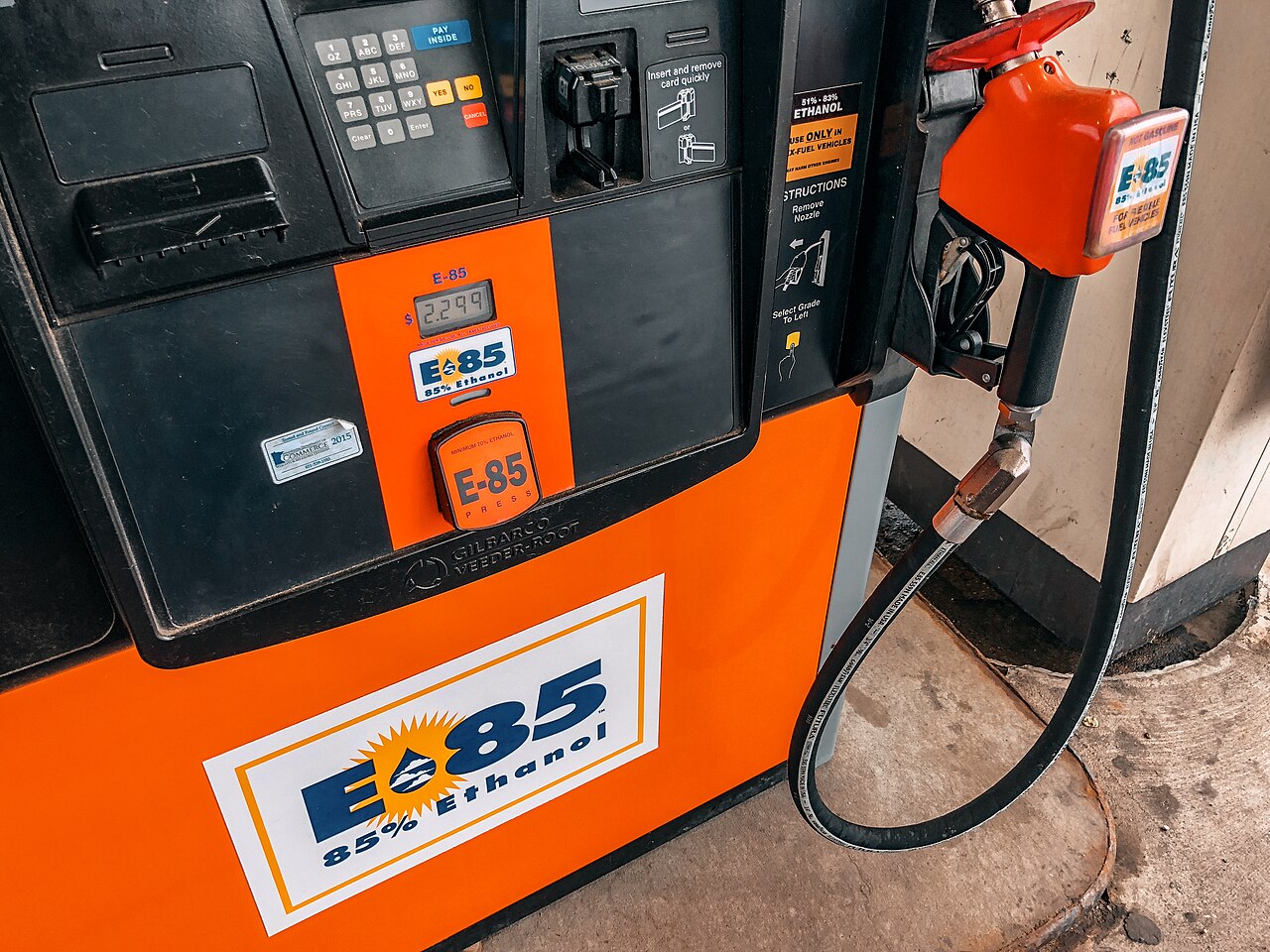 Cột bơm nhiên liệu ghi rõ nhãn tỷ lệ ethanol trên thân cột