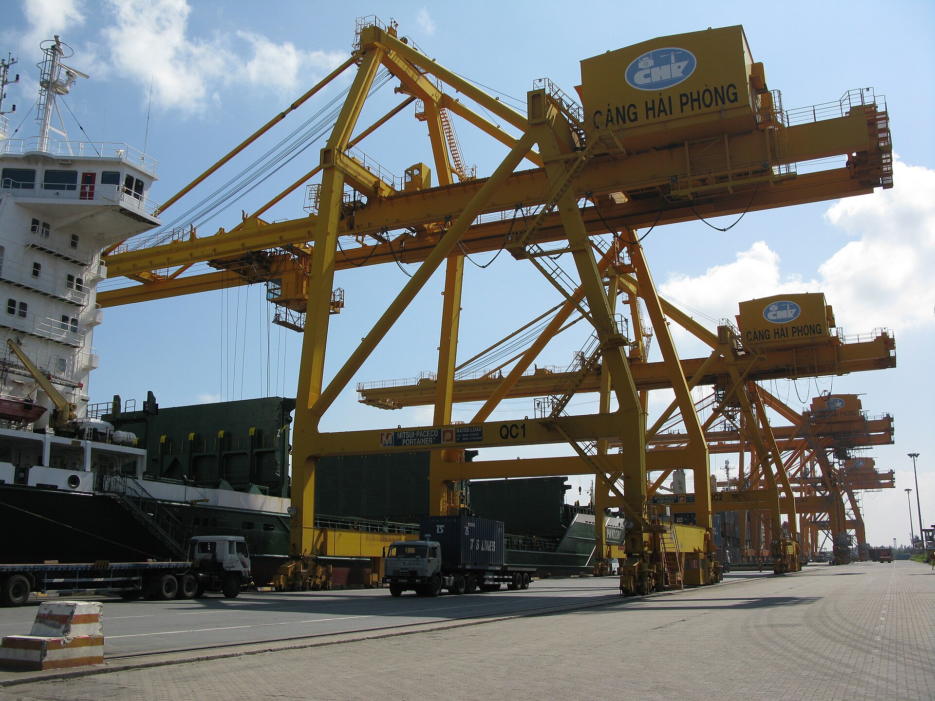Xe tải chạy dầu diesel tại bến container Chùa Vẽ, cảng Hải Phòng
