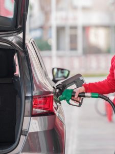 Đổ xăng cho ô tô tại cửa hàng xăng dầu, chỉ số octane phù hợp với xe