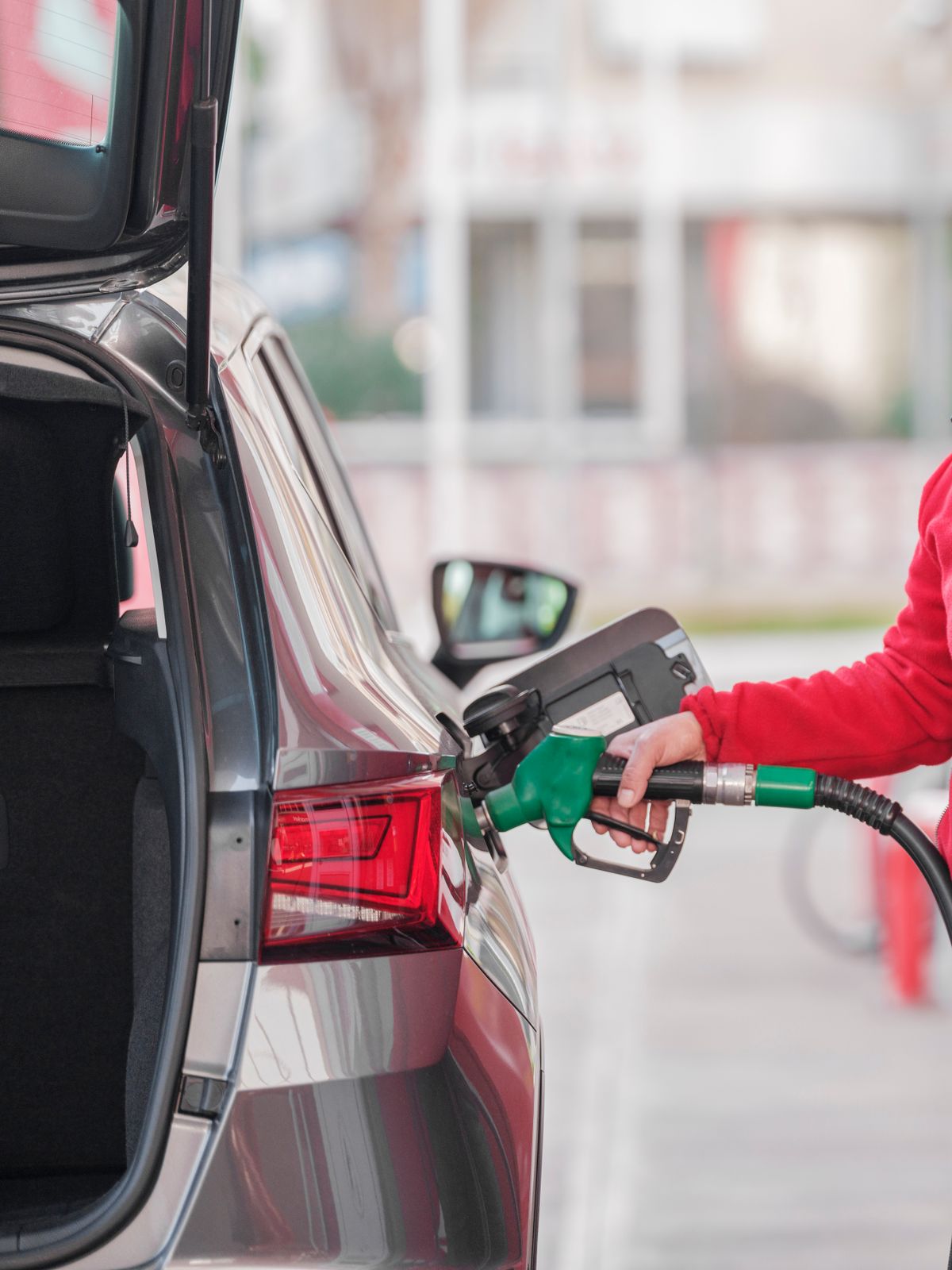 Đổ xăng cho ô tô tại cửa hàng xăng dầu, chỉ số octane phù hợp với xe