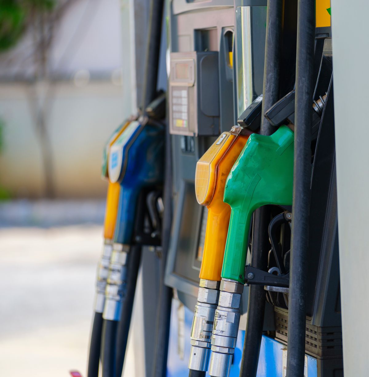 Các vòi bơm xăng tại cửa hàng xăng dầu với nhiều loại nhiên liệu có chỉ số octane khác nhau