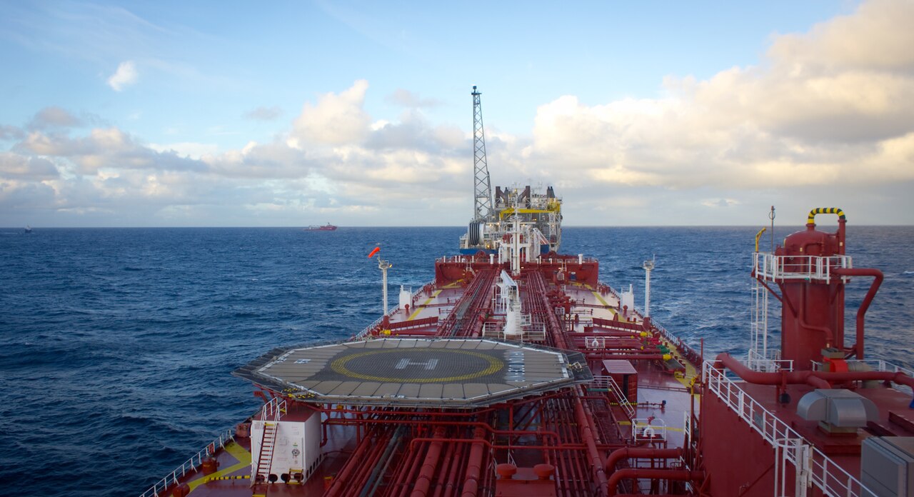 Tàu chở dầu trên biển, minh họa OPEC+ giữ nguyên sản lượng tháng 11/2026