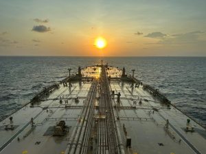 Tàu chở dầu trên biển phục vụ vận tải xăng dầu đường thủy